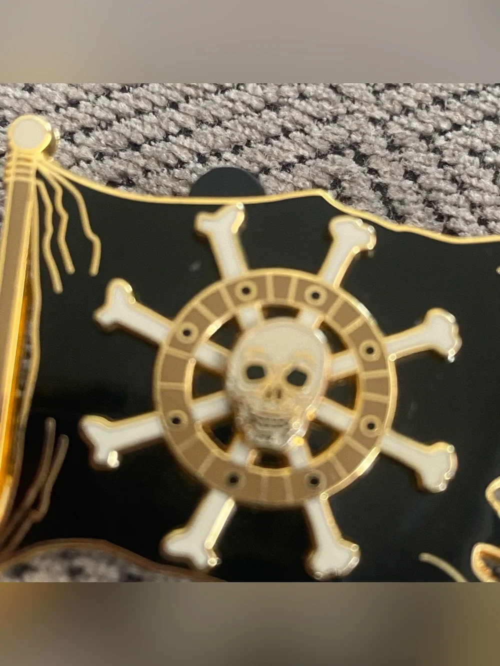 Disney Pirates of the Caribbean w/ moveable Wheel Skull Pin 2006